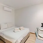 Daire Lovely Fully Equipped Near Subway N8 Lisboa