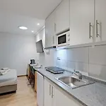 Lovely Fully Equipped Near Subway N8 Daire