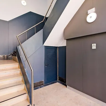 Апартаменты Lovely Fully Equipped Near Subway N8